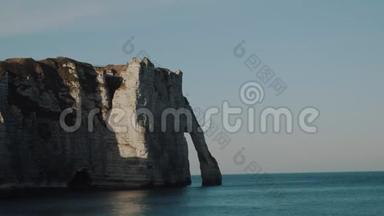 大气稳定拍摄著名史诗诺曼底白垩拱悬崖，一个风景如画的全景日落埃特雷特。